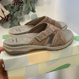 Super comfortable Earth Origins Henley Sandals NIB size 8 1/2 in neutral color